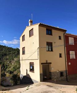 un grand bâtiment blanc avec une tour sur une colline dans l'établissement Rustic House Fuente La Reina45, à Fuente la Reina