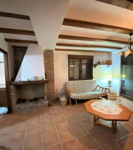 - un salon avec un canapé et une cheminée dans l'établissement Rustic House Fuente La Reina45, à Fuente la Reina
