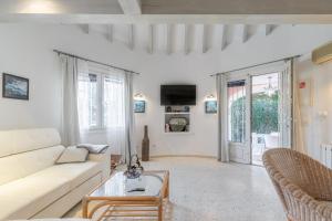 ein Wohnzimmer mit einem Sofa und einem Tisch in der Unterkunft Oliva Nova Golf Pool Picasso 23 in Oliva