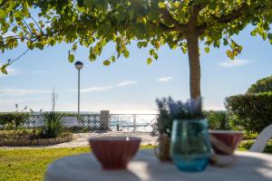 einen Tisch mit Strandblick und einen Tisch mit Schalen in der Unterkunft Mediterranean Way - Seaside Tarragona in Tarragona