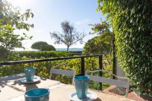 einen Tisch mit 2 Stühlen und Meerblick in der Unterkunft Mediterranean Way - Seaside Tarragona in Tarragona