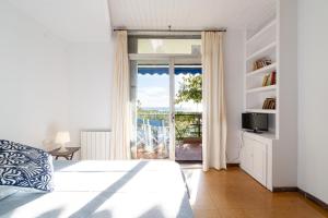 ein Schlafzimmer mit einem Bett und einem großen Fenster in der Unterkunft Mediterranean Way - Seaside Tarragona in Tarragona