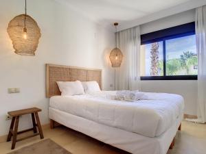 een witte slaapkamer met een groot bed en een raam bij Roda Golf Resort - 8809 in San Javier