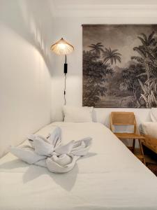 een wit bed met een bloembak erop bij Roda Golf Resort - 8809 in San Javier