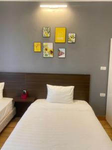 Un pat sau paturi într-o cameră la Mộc Hương Hotel