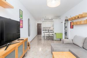Televízia a/alebo spoločenská miestnosť v ubytovaní MEDANO4YOU Los Viajeros Holiday Home