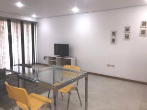 TV a/nebo společenská místnost v ubytování Zona shopping del Sol, Asunción