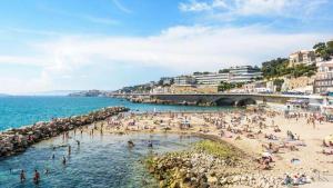 Zdjęcie z galerii obiektu Villa Sidonie : Jardin+Jacuzzi en été, plage à 17min à pied w Marsylii