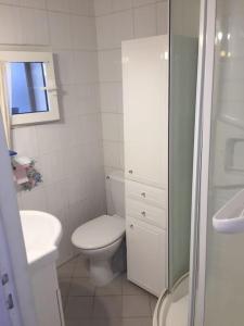 Zdjęcie z galerii obiektu Villa Sidonie : Jardin+Jacuzzi en été, plage à 17min à pied w Marsylii