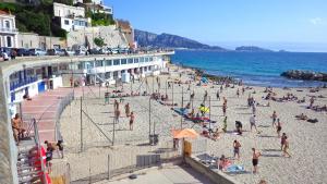 Zdjęcie z galerii obiektu Villa Sidonie : Jardin+Jacuzzi en été, plage à 17min à pied w Marsylii