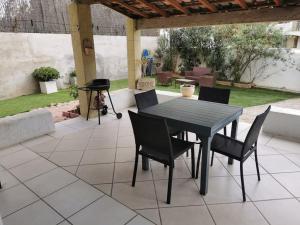 Zdjęcie z galerii obiektu Villa Sidonie : Jardin+Jacuzzi en été, plage à 17min à pied w Marsylii