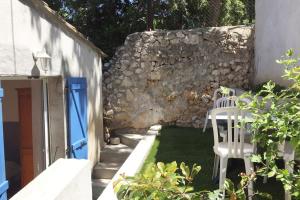 Zdjęcie z galerii obiektu Villa Sidonie : Jardin+Jacuzzi en été, plage à 17min à pied w Marsylii