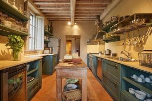 Кухня или кухненски бокс в Villa Bobolino