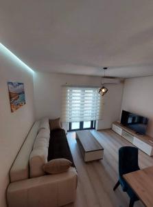 un soggiorno con divano e tavolo di Sky Apartment 1 a San Pawl il-Baħar