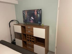 einen TV auf der Kommode in einem Schlafzimmer in der Unterkunft Haus Bolay in Oberstdorf
