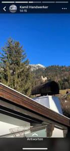 ein Bild von einem Berg mit einem Pferd auf dem Dach in der Unterkunft Haus Bolay in Oberstdorf