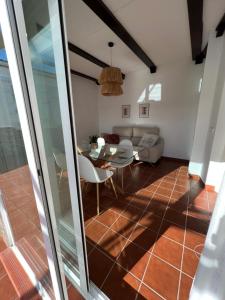 Un comedor y una sala de estar con mesa y sillas. en BALCÓN DE CLAUDIO MARCELO, en Córdoba 17 fotos más