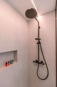 uma casa de banho com chuveiro e cabeça de chuveiro em Cozy apartment with beautiful seaview em Knokke-Heist