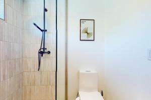 ein Badezimmer mit Dusche und Toilette in der Unterkunft Wowanka Paradise in Yucca Valley + 16 Fotos