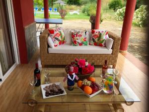 uma mesa de centro com frutas e vegetais num sofá em 5 bedrooms villa with private pool enclosed garden and wifi at Ubriquea em Ubrique