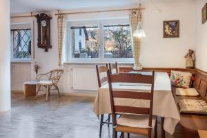 cocina y comedor con mesa y sillas en Vorderschöneck 2, en Longostagno