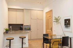 A kitchen or kitchenette at ISG Apartments Cedaceros 12