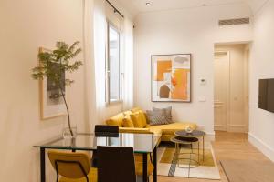 A seating area at ISG Apartments Cedaceros 12