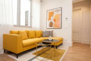 A seating area at ISG Apartments Cedaceros 12