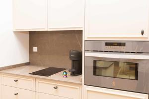 A kitchen or kitchenette at ISG Apartments Cedaceros 12