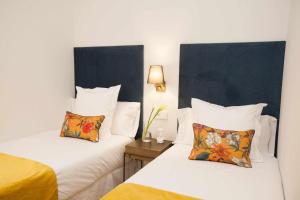 A bed or beds in a room at ISG Apartments Cedaceros 12