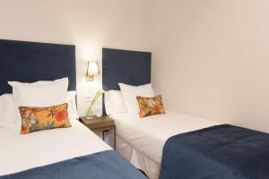 A bed or beds in a room at ISG Apartments Cedaceros 12
