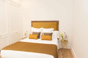 A bed or beds in a room at ISG Apartments Cedaceros 12