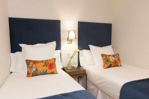 A bed or beds in a room at ISG Apartments Cedaceros 12