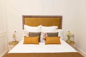 A bed or beds in a room at ISG Apartments Cedaceros 12