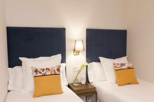 A bed or beds in a room at ISG Apartments Cedaceros 12