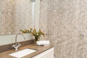A bathroom at ISG Apartments Cedaceros 12