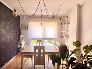 a dining room with a table and a potted plant at Housingleon- Casa Oliva con Garaje in León +13 photos