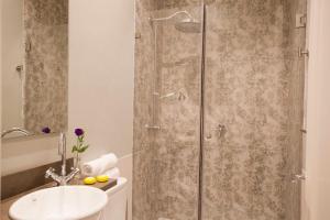 A bathroom at ISG Apartments Cedaceros 12
