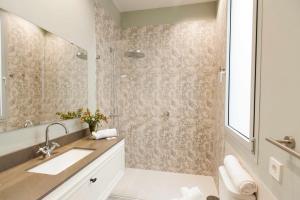 A bathroom at ISG Apartments Cedaceros 12