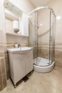 La salle de bains est pourvue d'une douche, d'un lavabo et de toilettes. dans l'établissement F12 Apartments, à Zagreb