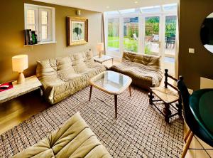 a living room with a couch and a table at La Petite Adresse du 10Honfleur in Honfleur