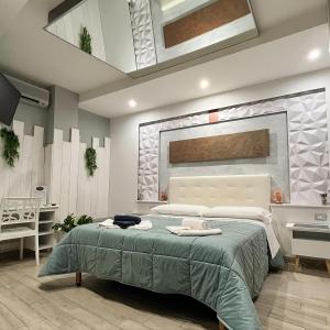 ein Schlafzimmer mit einem großen Bett und einem Waschbecken in der Unterkunft B&B Berlen in Torre Maggiore