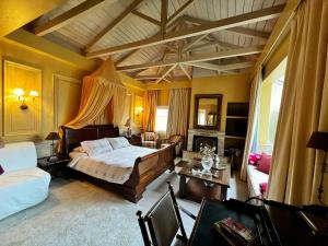 een slaapkamer met een bed en een woonkamer bij Anerada inn Suites & Villa - Pet Friendly in Karpenisi