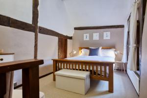 een kleine slaapkamer met een bed en een bureau bij White Cross Cottage in Woodbury