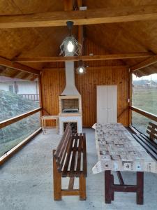 una habitación con fogones y un banco en una cabaña en Cabana Iriss, en Podu Coşnii