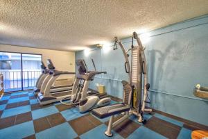 - une salle de sport avec tapis de course et vélos elliptiques dans l'établissement Amazing Ocean Views CB 20th Floor, à Myrtle Beach
