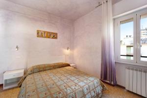 um quarto com uma cama e uma janela em Casa Fronte mare em Arma di Taggia