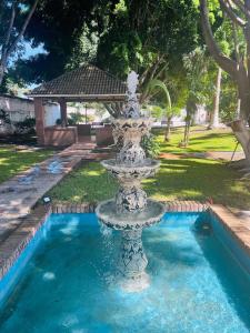 里奧韋爾迪的住宿－Casa Montes，水池中央的喷泉