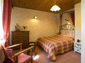 מיטה או מיטות בחדר ב-Hôtel Auberge Du Morge