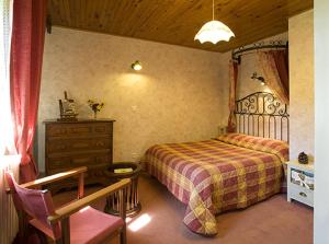 Postel nebo postele na pokoji v ubytování Hôtel Auberge Du Morge